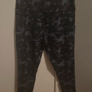 EUC Zyia Black Camo LNT Capris Size 6-8